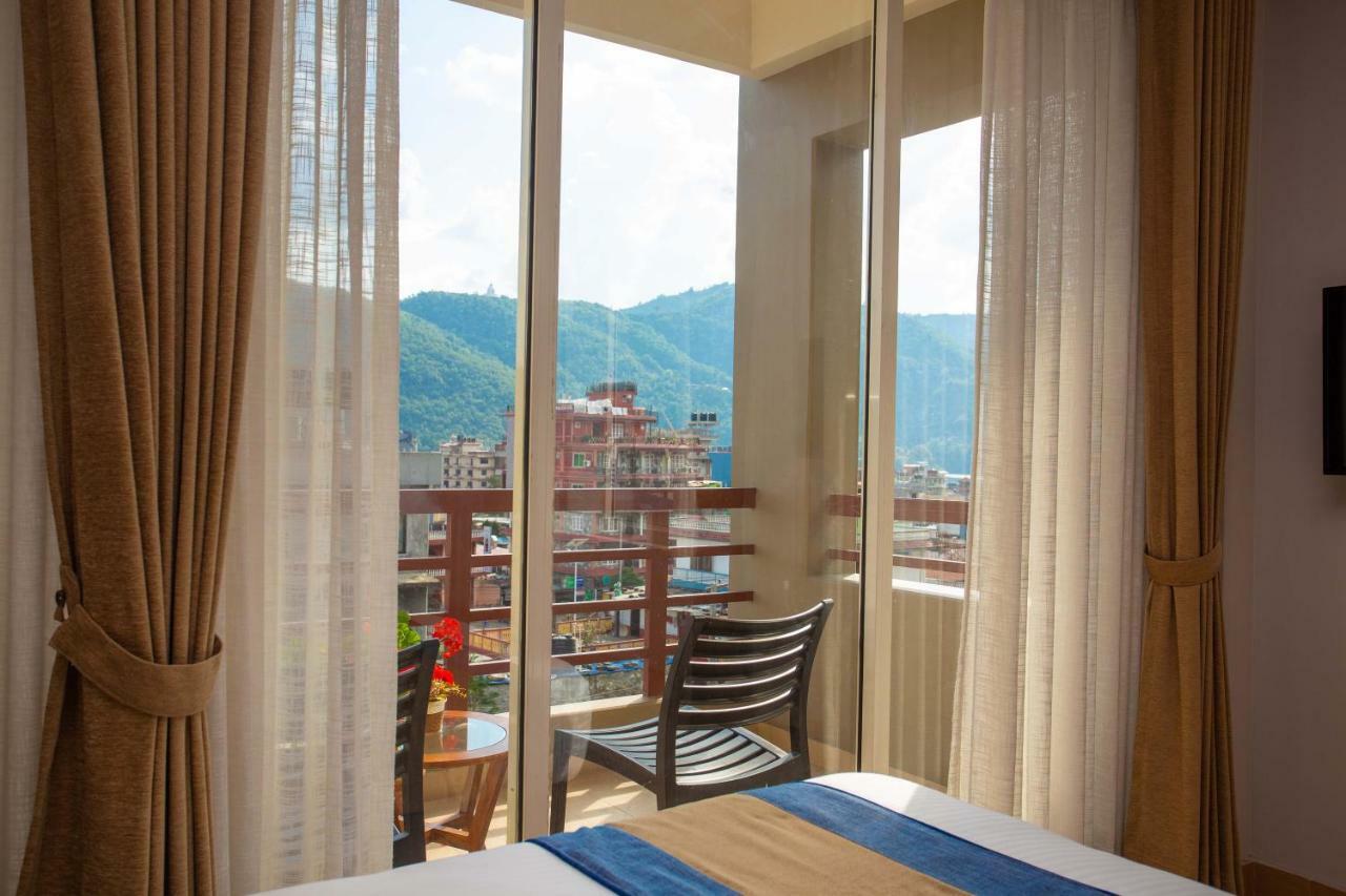 Hotel Lake Paradise Pokhara Extérieur photo