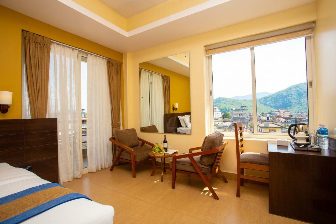 Hotel Lake Paradise Pokhara Extérieur photo