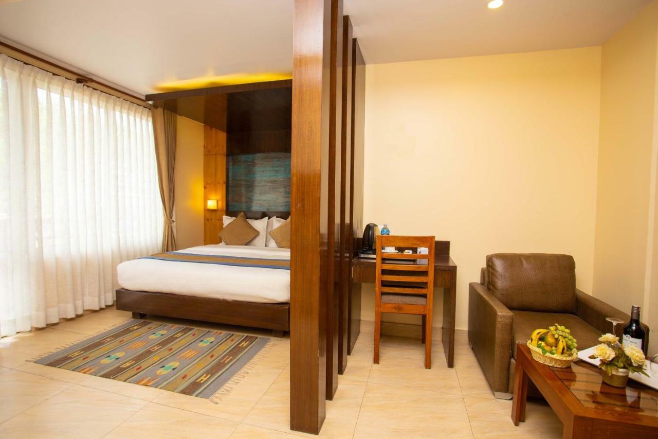 Hotel Lake Paradise Pokhara Extérieur photo