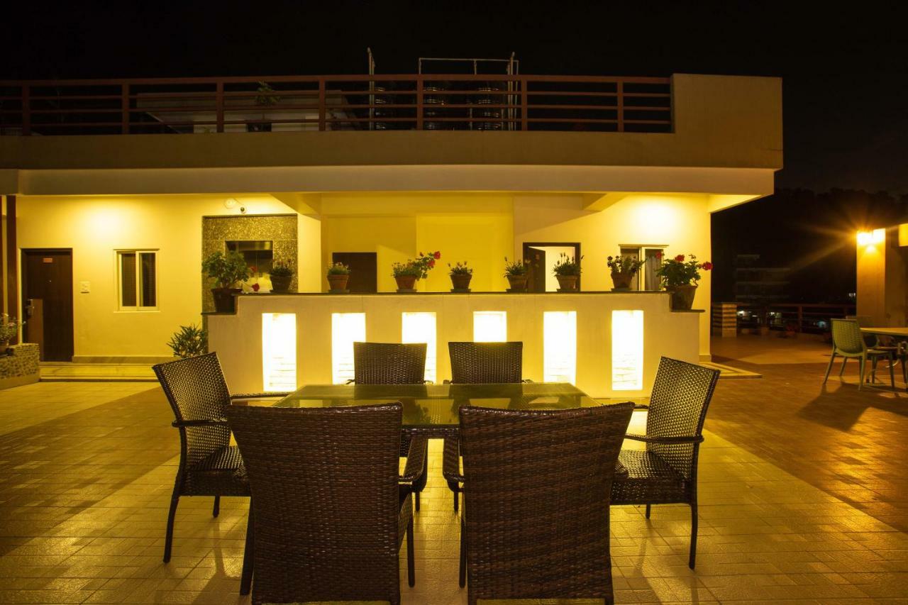 Hotel Lake Paradise Pokhara Extérieur photo