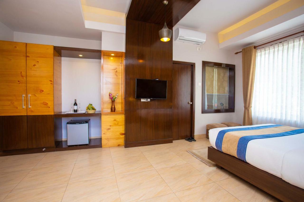 Hotel Lake Paradise Pokhara Extérieur photo