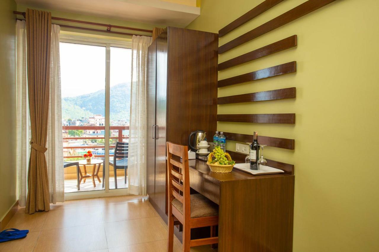Hotel Lake Paradise Pokhara Extérieur photo